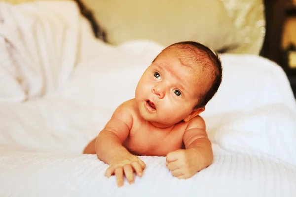 Bebé en la cama . — Foto de Stock