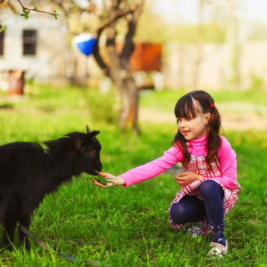 çocuklar mutlu açık havada.