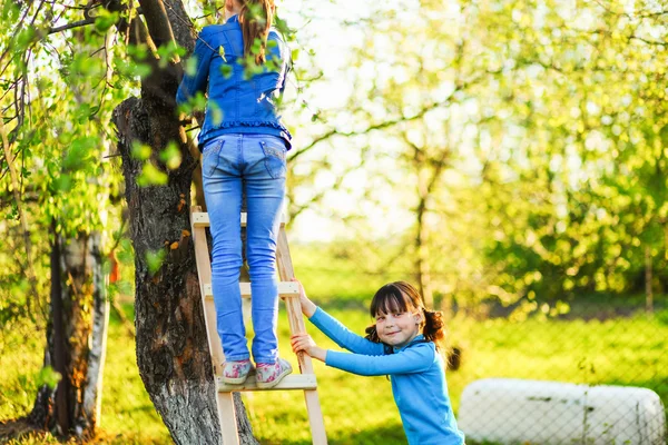 A criança no jardim . — Fotografia de Stock