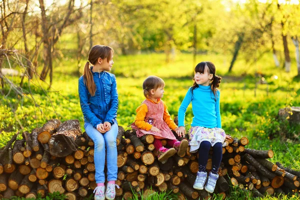 Das Kind im Garten. — Stockfoto