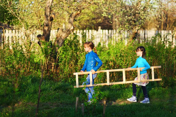 Das Kind im Garten. — Stockfoto