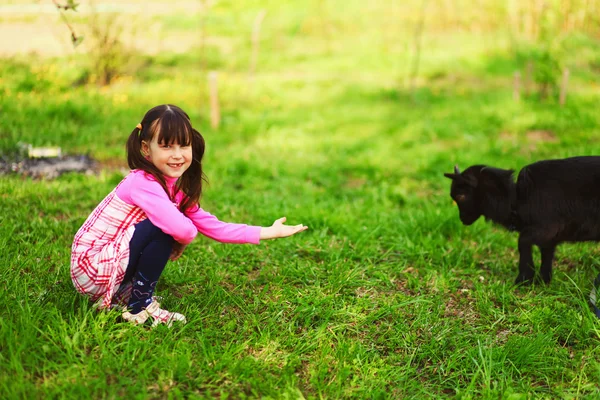 Kinderen gelukkig buitenshuis. — Stockfoto