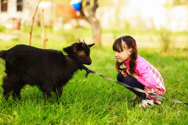 Kinder freuen sich im Freien. — Stockfoto