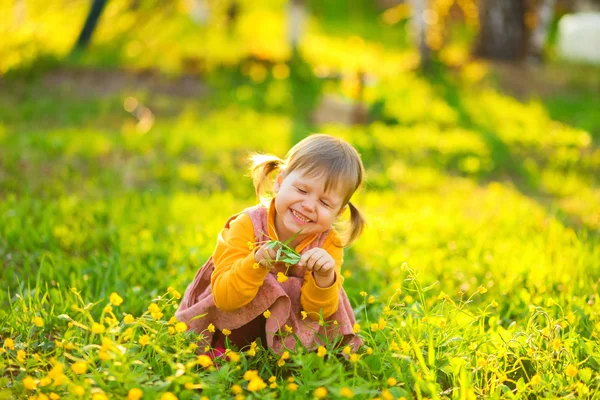 Dziecko w ogrodzie. — Zdjęcie stockowe