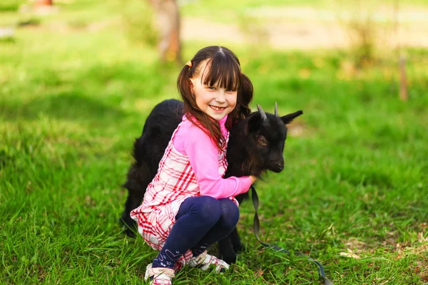 Kinderen gelukkig buitenshuis. — Stockfoto