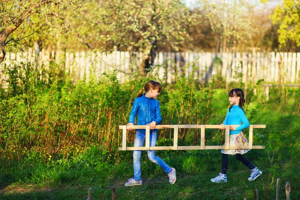 A criança no jardim . — Fotografia de Stock