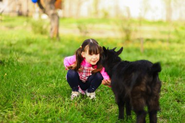 çocuklar mutlu açık havada.