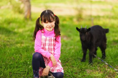 çocuklar mutlu açık havada.