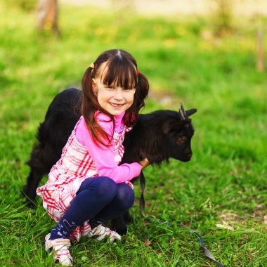 çocuklar mutlu açık havada.