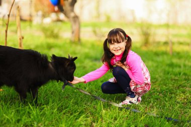 çocuklar mutlu açık havada.