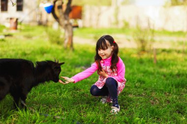 çocuklar mutlu açık havada.