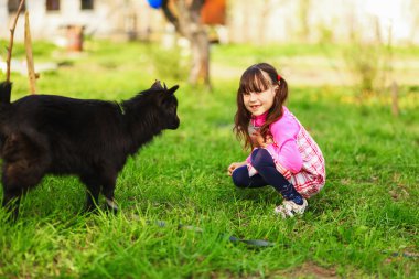 çocuklar mutlu açık havada.