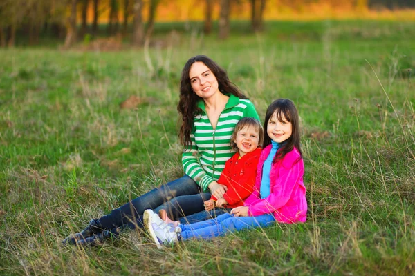 Família feliz ao ar livre . — Fotografia de Stock