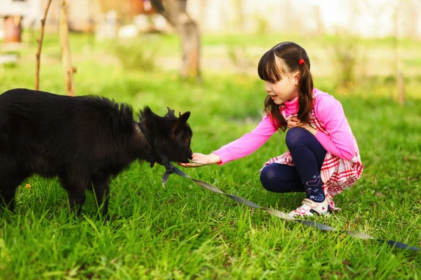 Kinderen gelukkig buitenshuis. — Stockfoto