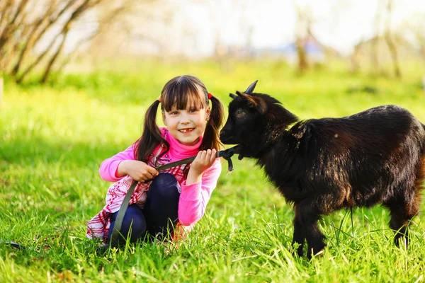 Kinder freuen sich im Freien. — Stockfoto