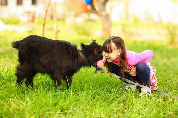 Kinderen gelukkig buitenshuis. — Stockfoto