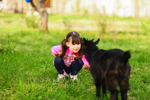 çocuklar mutlu açık havada.