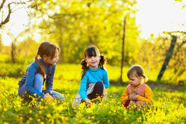 The child in garden. — Stock Photo, Image