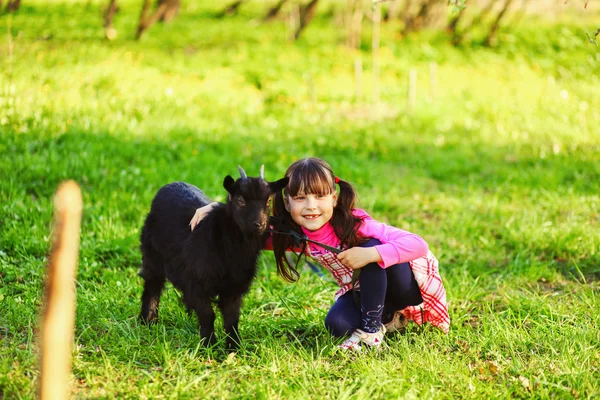 Kinder freuen sich im Freien. — Stockfoto