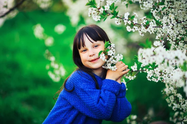 정원에서 아이. — 스톡 사진