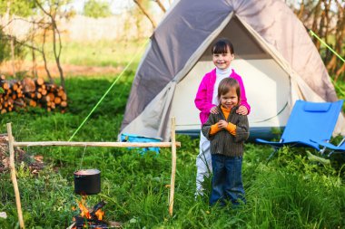 mutlu aile açık havada.