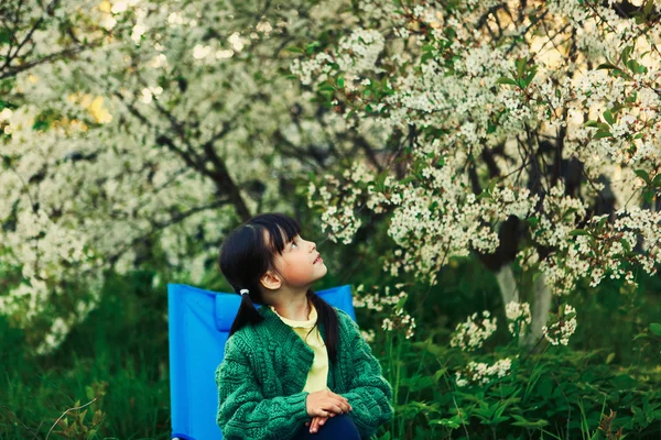 Enfants heureux en plein air . — Photo