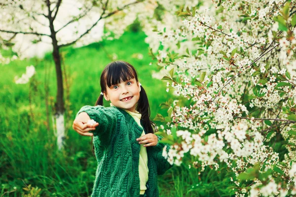 Enfants heureux en plein air . — Photo