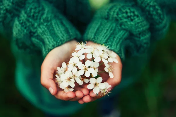 Enfants heureux en plein air . — Photo