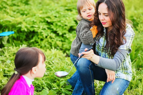 Familie glücklich im Freien. — Stockfoto