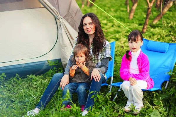 Familie glücklich im Freien. — Stockfoto