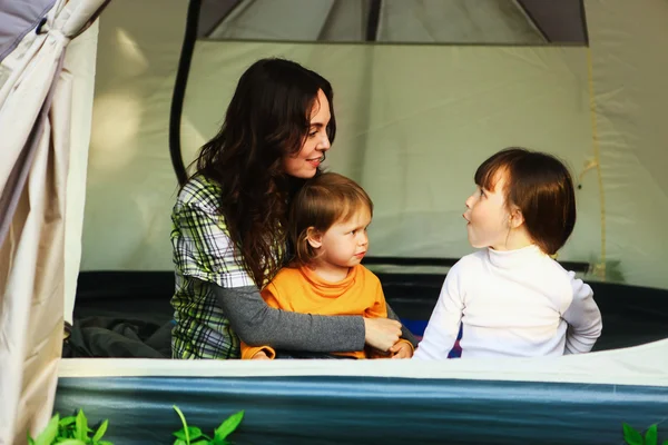 Famille heureux en plein air . — Photo