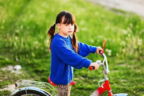 Flickan på cykeln. — Stockfoto
