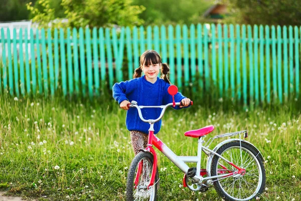 A menina na bicicleta . — Fotografia de Stock