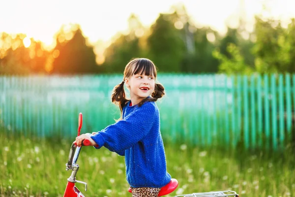 A lány a kerékpár. — Stock Fotó
