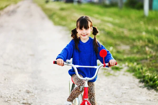 Flickan på cykeln. — Stockfoto