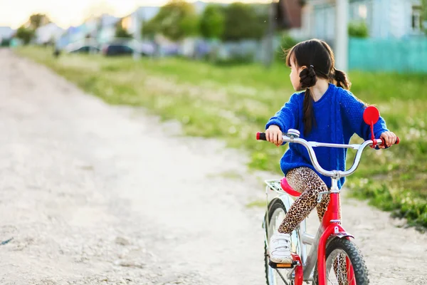 Das Mädchen auf dem Fahrrad. — Stockfoto