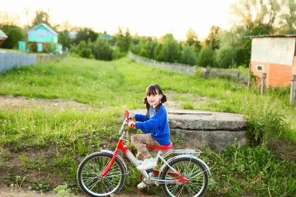 La chica en la bicicleta . — Foto de Stock