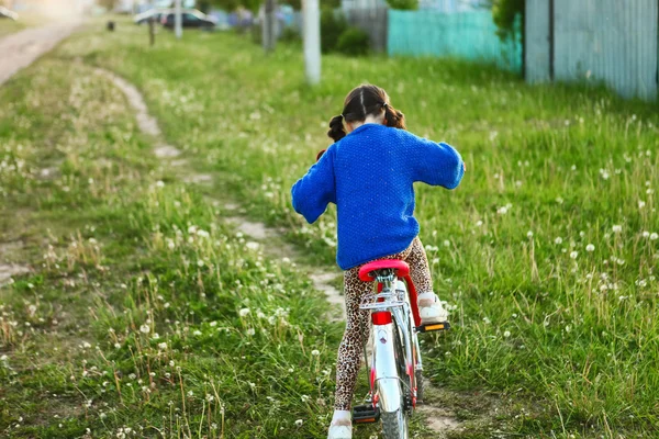 A menina na bicicleta . — Fotografia de Stock