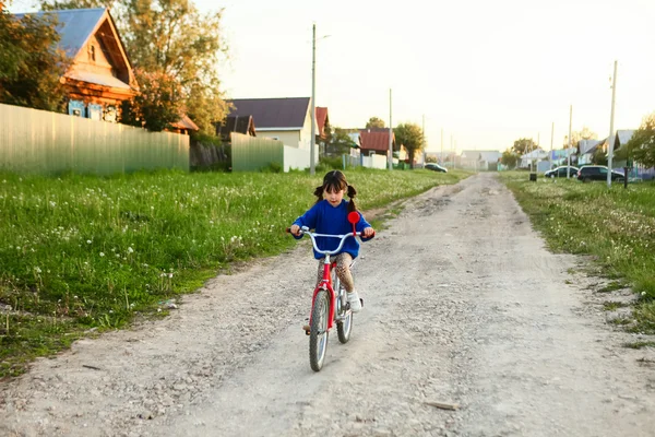 A menina na bicicleta . — Fotografia de Stock