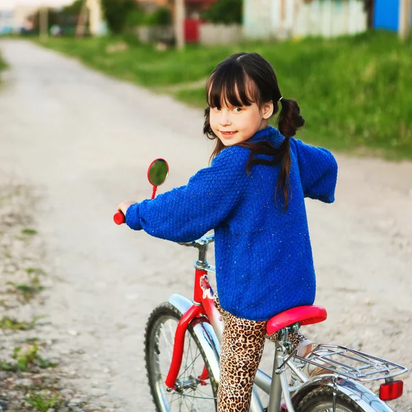 Flickan på cykeln. — Stockfoto