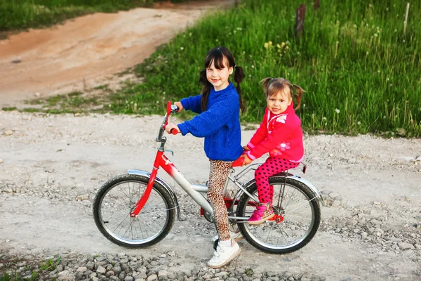 バイクに女の子. — ストック写真