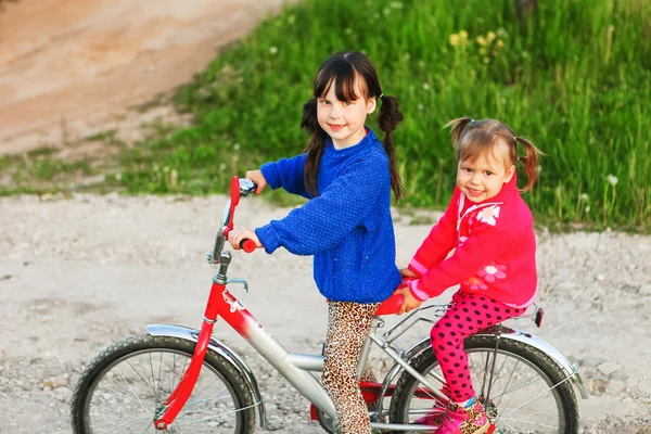 A menina na bicicleta . — Fotografia de Stock