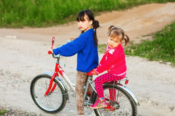 Flickan på cykeln. — Stockfoto