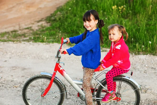 La chica en la bicicleta . —  Fotos de Stock