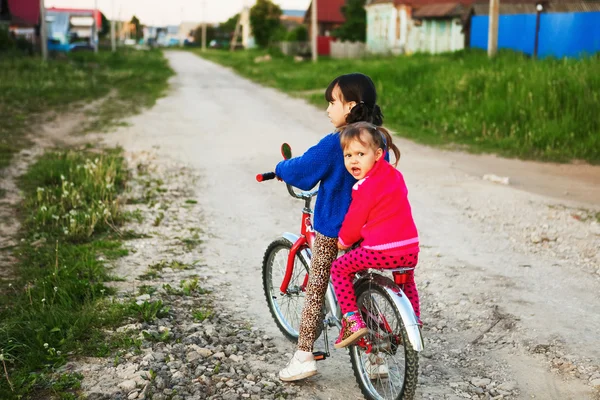 A menina na bicicleta . — Fotografia de Stock