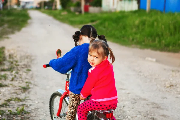 La ragazza sulla moto . — Foto Stock