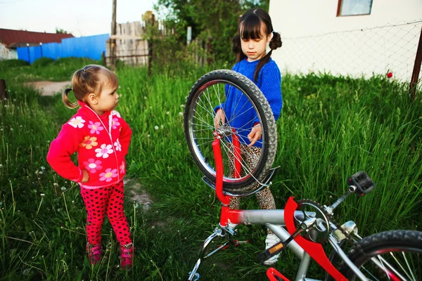 Niños reparan bicicleta . —  Fotos de Stock