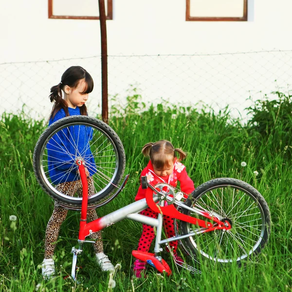 Niños reparan bicicleta . —  Fotos de Stock