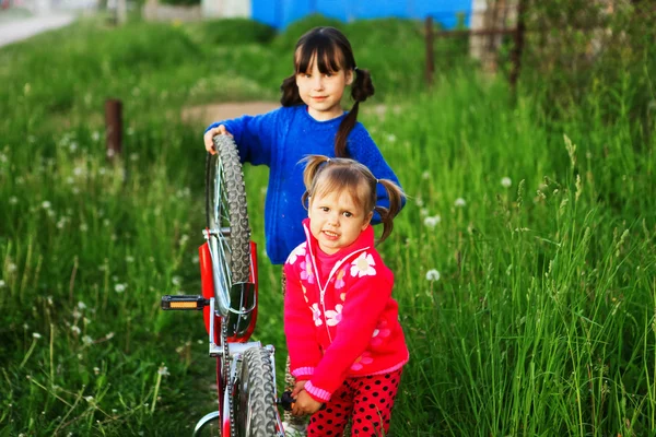 Crianças reparação de bicicleta . — Fotografia de Stock