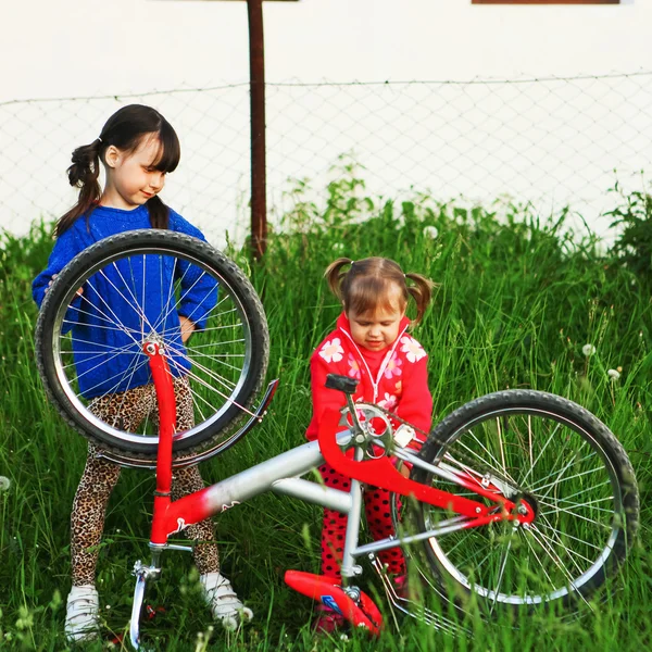 Crianças reparação de bicicleta . — Fotografia de Stock